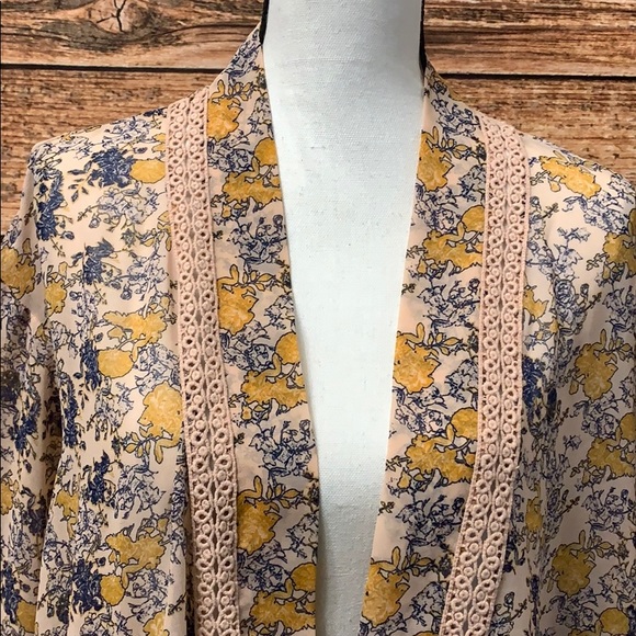 Beautiful Kimono - Picture 2 of 7